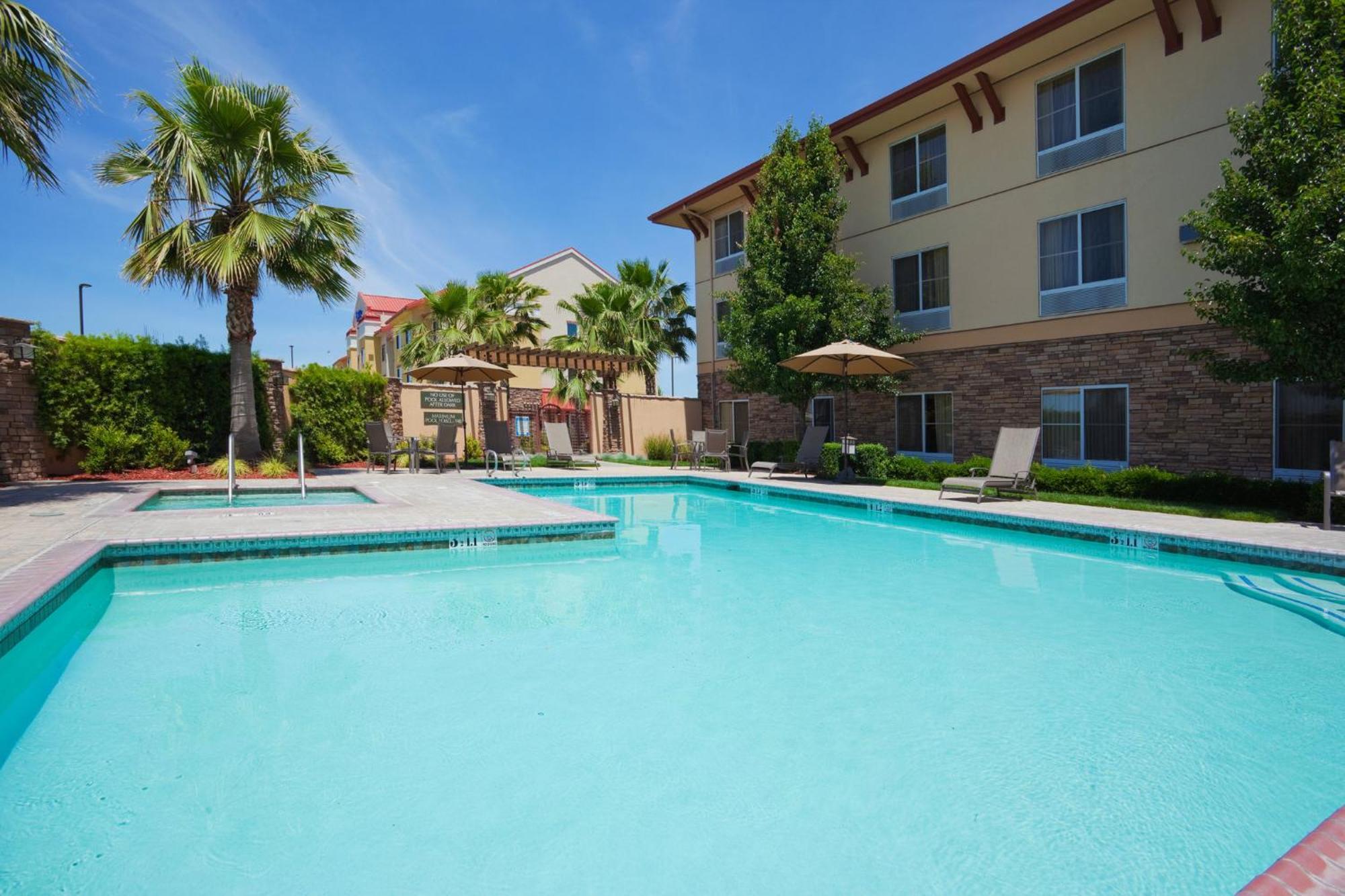 Holiday Inn Express Turlock By Ihg Zewnętrze zdjęcie